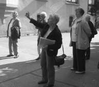 Frau M&auml;der erkl&auml;rt